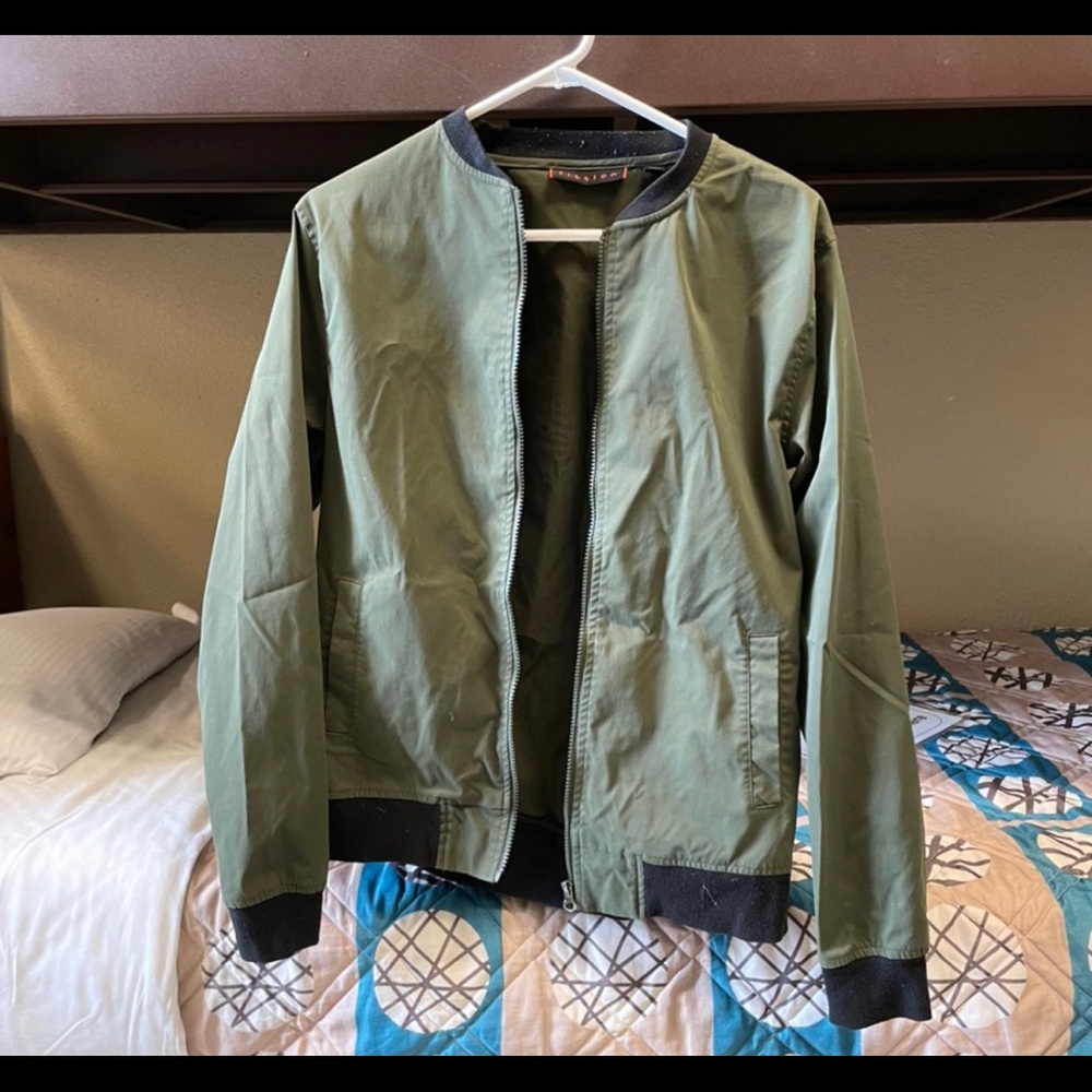 Light weight olive green windbreaker jacket